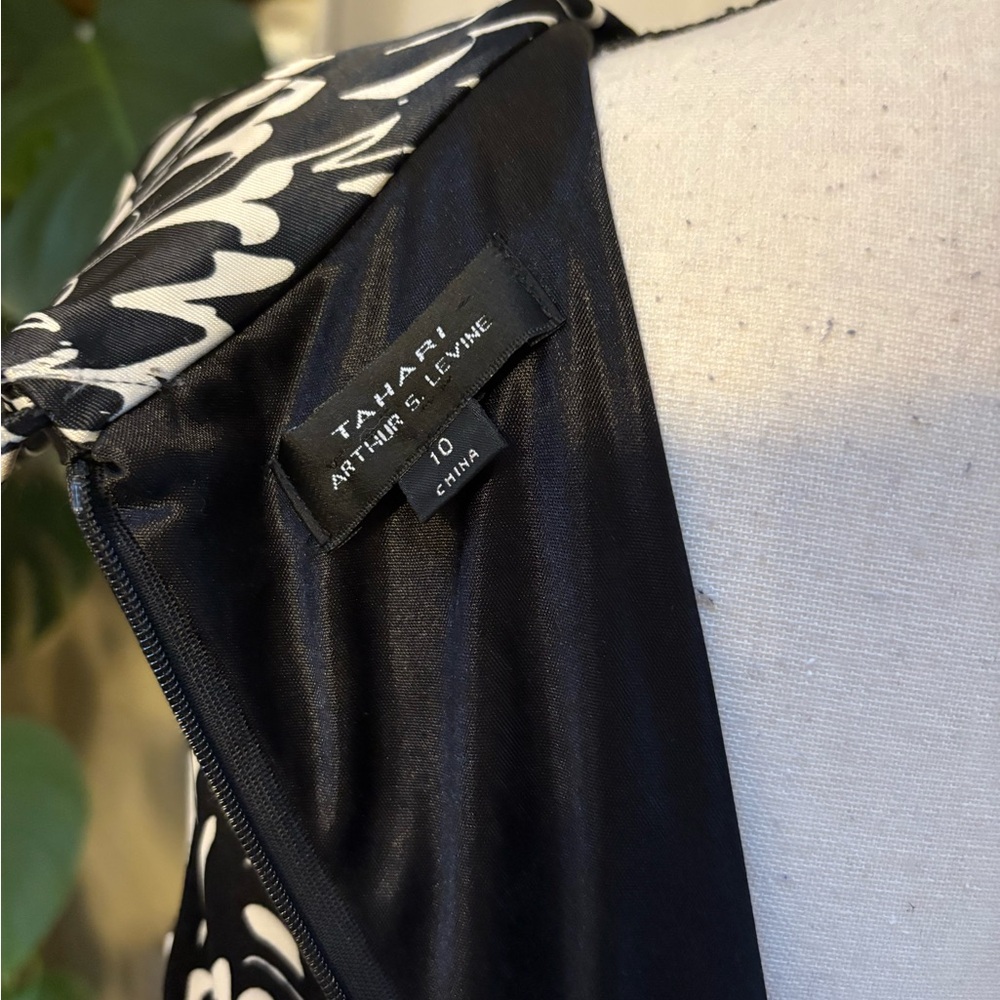 Tahari Black and White Abstract Patterned Mini Sheath Dress - Picture 9 of 11